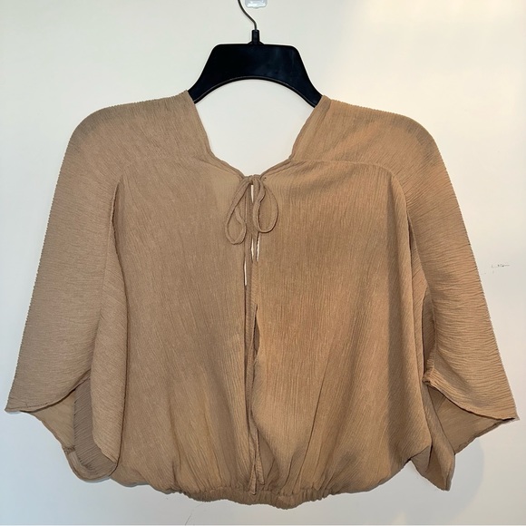 BREEZE ON BY CRINKLE CROP TOP - LATTE - Picture 2 of 4